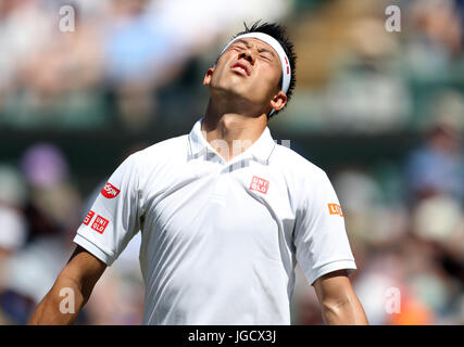 Kei Nishikori en action contre Sergiy Stakhovsky sur la troisième journée du tournoi de Wimbledon à l'All England Lawn Tennis et croquet Club, Wimbledon. Banque D'Images