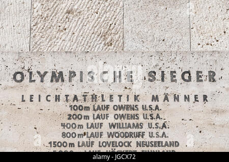 Liste des gagnants des Jeux Olympiques de 1936 à Berlin avec Jesse Owens nom d'éminents Olympiastadion Stade Olympique) à Berlin, Allemagne Banque D'Images