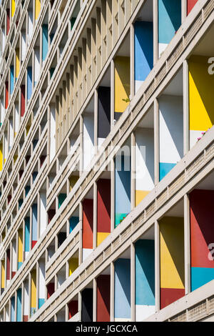 Vue extérieure de Corbusierhaus immeuble moderniste construit comme Unite d'habitation à Berlin, Allemagne Banque D'Images