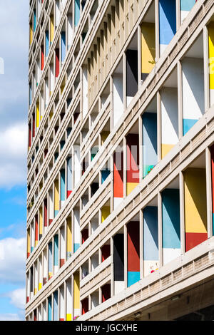 Vue extérieure de Corbusierhaus immeuble moderniste construit comme Unite d'habitation à Berlin, Allemagne Banque D'Images