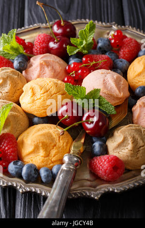 Des biscuits avec des framboises, bleuets, cerises, groseilles et gros plan sur la table. La verticale Banque D'Images