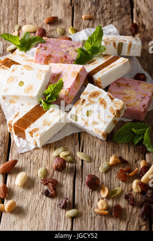 Sweet nougat aux noix, décoré avec des gros plan de menthe sur la table. La verticale Banque D'Images