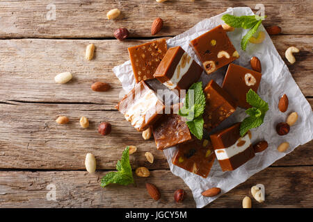 Bonbons au caramel avec les écrous sur la table horizontale vue du dessus. Banque D'Images