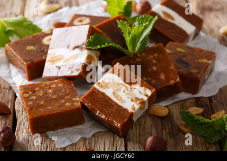 Caramel. Caramel Caramel doré caramels bonbons macro sur une table horizontale. Banque D'Images