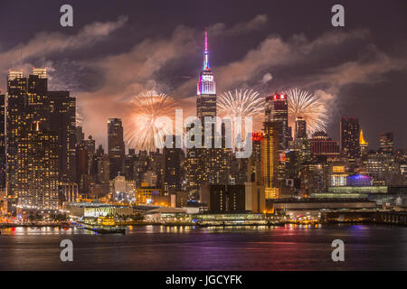 Le Macy's annuel Quatrième de juillet feux d'artifice le ciel derrière l'horizon de Manhattan à New York vu de l'autre côté de la rivière Hudson. Banque D'Images