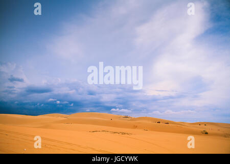 Journée ensoleillée avec ciel bleu et nuages sur Dune de sable (Désert blanc) à Mui Ne au Vietnam. Banque D'Images