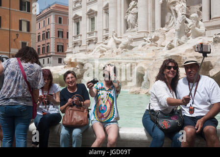 Rome, Italie, 2017 - Les touristes à côté de la fontaine de Trevi Banque D'Images