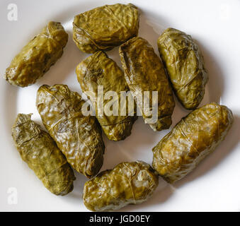 Les feuilles de raisin frais, appelé dolmadakia en Grèce, servi dans une assiette blanche. Banque D'Images