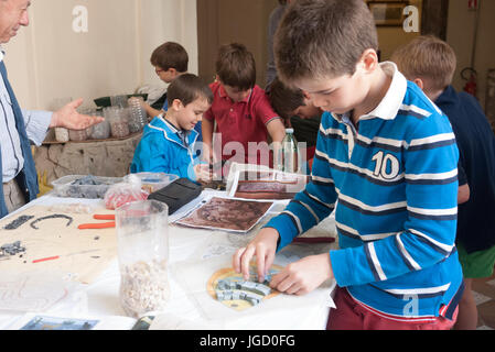 Les enfants d'apprendre comment faire une mosaïque de pierre Banque D'Images