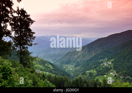 Dhauladhar gamme de montagne de l'Himalaya vu de l'Université Dalhousie Banque D'Images