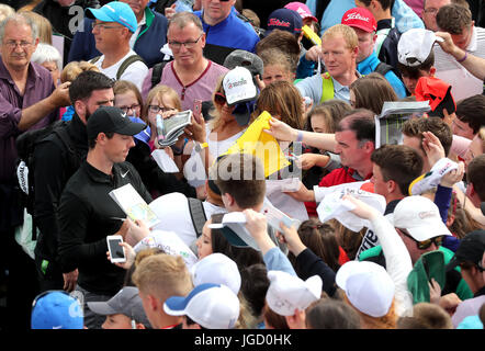 L'Irlande du Nord, Rory McIlroy (à gauche) est entouré de fans à la recherche d'autographes après sa tournée pendant le jour de l'Pro-Am Dubai Duty Free de l'Irish Open à Portstewart Golf Club. Banque D'Images