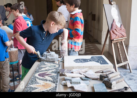 Les enfants d'apprendre comment faire une mosaïque de pierre Banque D'Images