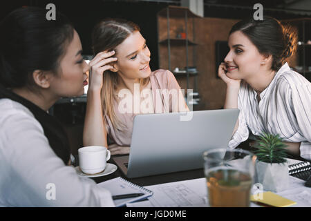 Smiling pensive businessman multiculturelle et discuter en projet cafe Banque D'Images