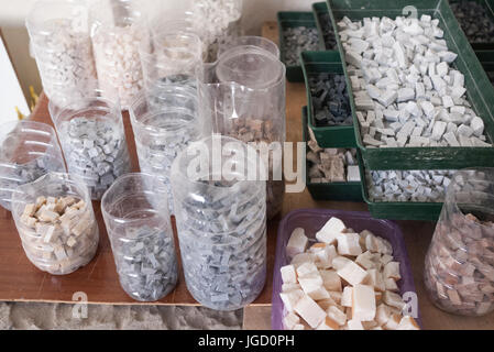 Des pierres coupées en morceaux pour faire de l'art de la mosaïque Banque D'Images