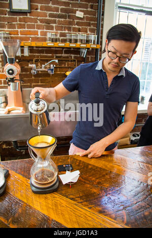 Verser sur dans un filtre d'or, Revolver Cafe, Cambie Street, Vancouver, Canada Banque D'Images