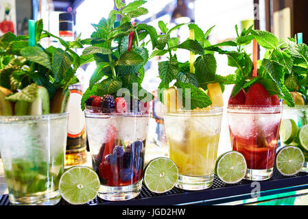 Des cocktails de fruits et de petits fruits à la menthe sur le comptoir d'un café Banque D'Images