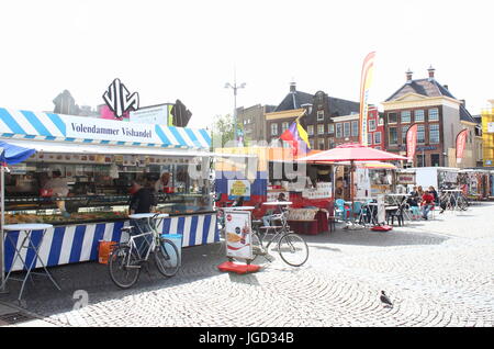 Jour de marché sur la grande place centrale Grote Markt, ville de Groningen, Pays-Bas. Poissonnier stall à l'avant. Banque D'Images