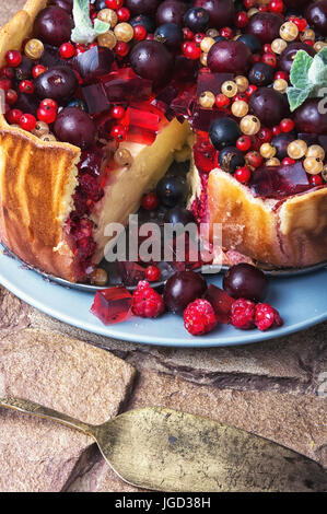 Tarte rustique Berry de l'été. Parmentier de cerise, groseille, framboise dragées Banque D'Images
