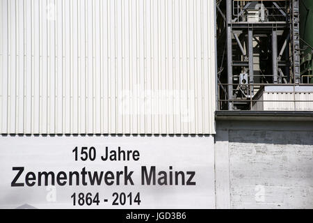 Mainz, Allemagne - 10 juin 2017 : Le logo de la société Heidelberg Zement avec l'année de sa fondation sur la façade extérieure d'un bâtiment industriel Banque D'Images