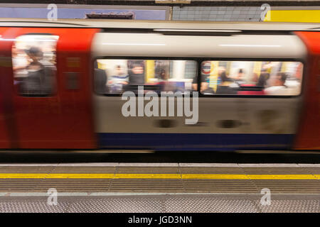 Train de tube quittant la gare, métro, Piccadilly Circus, Londres, Angleterre, Royaume-Uni Banque D'Images