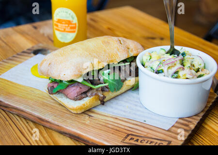 Côtes de bœuf, roquette, et l'ail mayo sandwich, salade de pois chiches à la courgette et viande Restaurant Pain, Gastown, Vancouver, Canada Banque D'Images