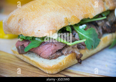 Côtes de bœuf, roquette, l'ail et la viande à sandwich mayo et de pain Restaurant, Gastown, Vancouver, Canada Banque D'Images