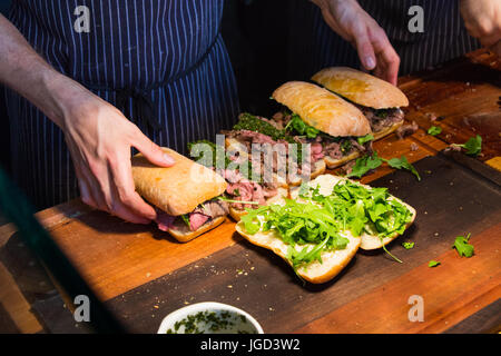 Côtes de bœuf, roquette, l'ail et la viande à sandwich mayo et de pain Restaurant, Gastown, Vancouver, Canada Banque D'Images