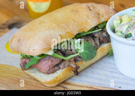 Côtes de bœuf, roquette, et l'ail mayo sandwich, salade de pois chiches à la courgette et viande Restaurant Pain, Gastown, Vancouver, Canada Banque D'Images