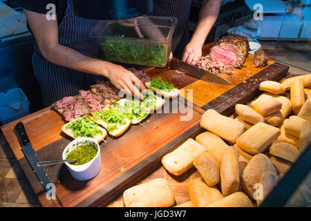 Côtes de bœuf, roquette, l'ail et la viande à sandwich mayo et de pain Restaurant, Gastown, Vancouver, Canada Banque D'Images