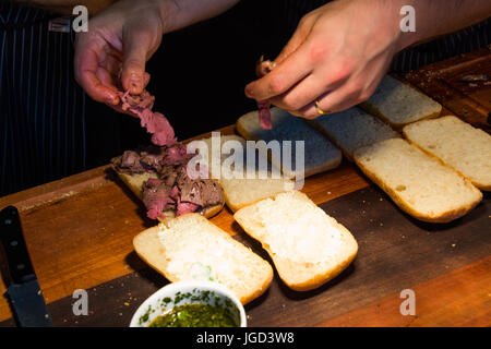 Côtes de bœuf, roquette, l'ail et la viande à sandwich mayo et de pain Restaurant, Gastown, Vancouver, Canada Banque D'Images