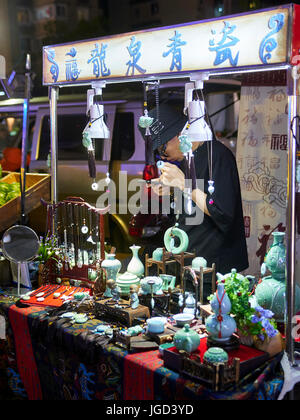 Vendeur de rue dans le marché de nuit Lin Wu, Chine - Hangzhou jade traditionnel ware et bijoux Banque D'Images