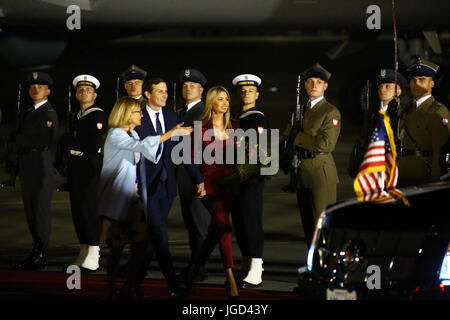 Varsovie, Pologne. 05 juillet, 2017. Le président américain, Donald J. Trump, Première Dame Melania Trump, Ivanka Trump et Jared Kushner arrivent pour une visite officielle en Pologne. L'Air Force One, roulée dans de la 1st Air Base élévatrice à Varsovie. Le président participera le sommet des trois mers avant de partir pour le sommet du G20 en Allemagne. Credit : Jakob Ratz/Pacific Press/Alamy Live News Banque D'Images