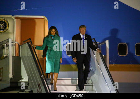 Varsovie, Pologne. 05 juillet, 2017. Le président américain, Donald J. Trump, Première Dame Melania Trump, Ivanka Trump et Jared Kushner arrivent pour une visite officielle en Pologne. L'Air Force One, roulée dans de la 1st Air Base élévatrice à Varsovie. Le président participera le sommet des trois mers avant de partir pour le sommet du G20 en Allemagne. Credit : Jakob Ratz/Pacific Press/Alamy Live News Banque D'Images