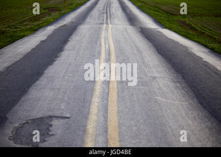 Deux lane country road dans le comté de Lancaster, Pennsylvanie, USA. Ces routes sont connus comme "deux voies blacktops" en anglais américain) Banque D'Images