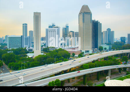 Vue sur les gratte-ciel de Singapour et viaduc moderne Banque D'Images