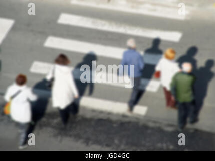 Aerusl avis de personnes traversant la rue. Flou de l'objectif Banque D'Images