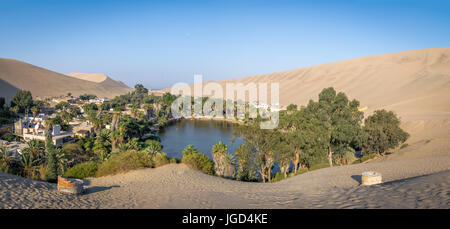 Vue panoramique de l'Oasis de Huacachina - Ica, Pérou Banque D'Images