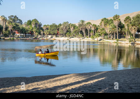 Petit bateau au lac Oasis Huacachina - Ica, Pérou Banque D'Images