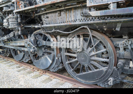 Acier et fer rouillé les roues motrices de la locomotive d'un train à vapeur. Banque D'Images