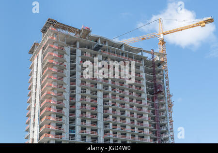 Les tours d'habitation en copropriété site de construction avec grue lourd. Banque D'Images