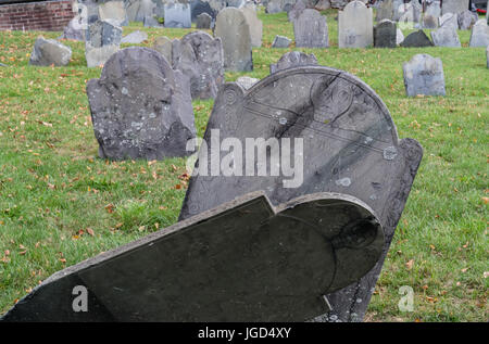 Vieille pierres tombales dans un cimetière de la Nouvelle Angleterre Banque D'Images