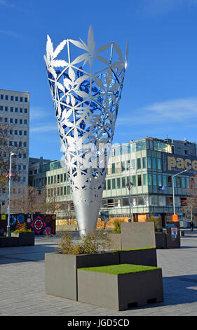 Christchurch, Nouvelle-Zélande - 15 juin 2014 : Calice sculpture par Neil Dawson dans la place de la cathédrale. Banque D'Images