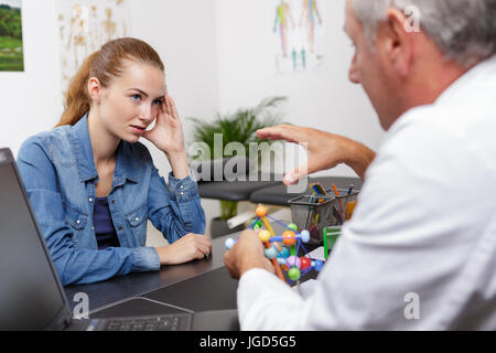 Médecin à son patient rachis anatomiques in medical office Banque D'Images