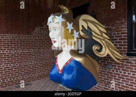 Saint Michaels, Maryland - La figure de proue de l'académie navale des États-Unis, Freecom la goélette '' affichée à la Chesapeake Bay Maritime Museum. Le musée Banque D'Images