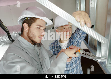 Maître et apprenti raccords ensemble sur la fenêtre Banque D'Images