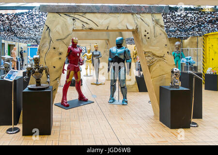 Exposition de plus de 40 robots cyborgs et androïdes de films RoboCop, iRobot, et Metropolis at Musée Kirkleatham Cleveland Redcar Banque D'Images