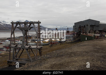 Pylônes en bois ont encore le charbon-chariots de transport sur des câbles aériens à la périphérie de Longyearbyen au Spitzberg Banque D'Images