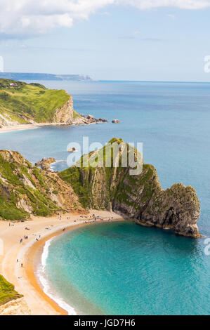 Durdle Door, Dorset touris attraction vue du côté ouest. La lumière de l'après-midi ensoleillé avec des nuages sur ciel bleu et la mer d'azur. Banque D'Images