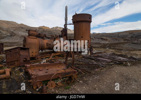 La rouille, vestiges d'une vaste machine à vapeur en position au-dessus de la fondations en bois d'une cabane abandonnée au New London au Spitzberg Banque D'Images