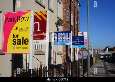 Maison à vendre de nombreux signes par de nouvelles maisons sur la rue selby yorkshire royaume uni Banque D'Images